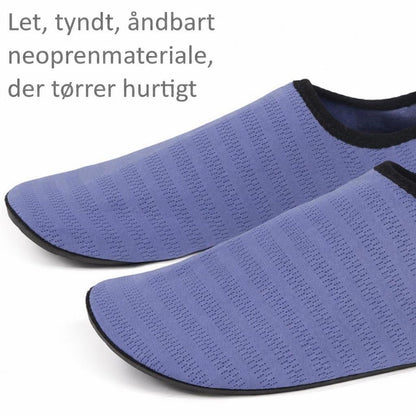 Lavendelfarvede Ibiza badesko i neopren med sort kant