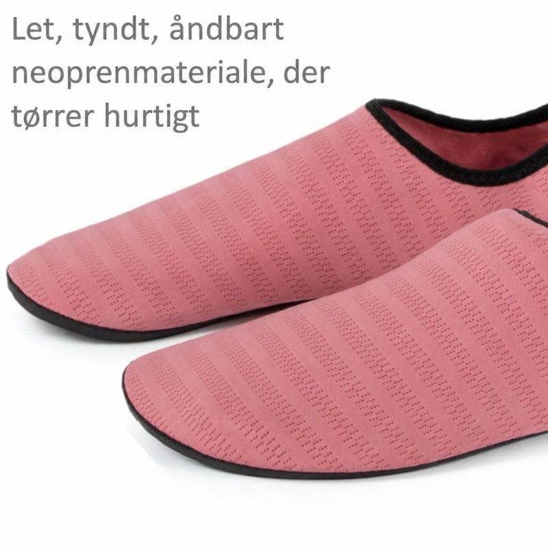 Koralfarvede badesko i neopren med sort kant