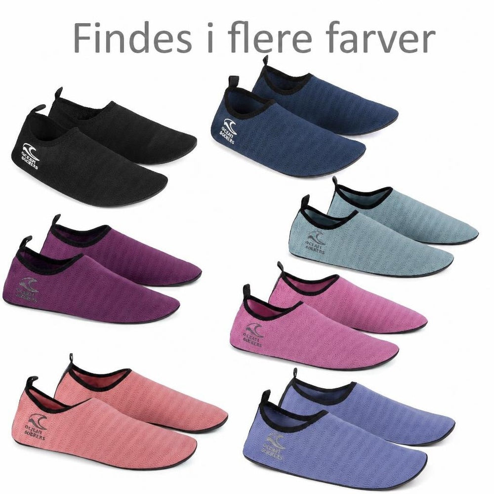 Badesko i flere farver med sort kant og logo