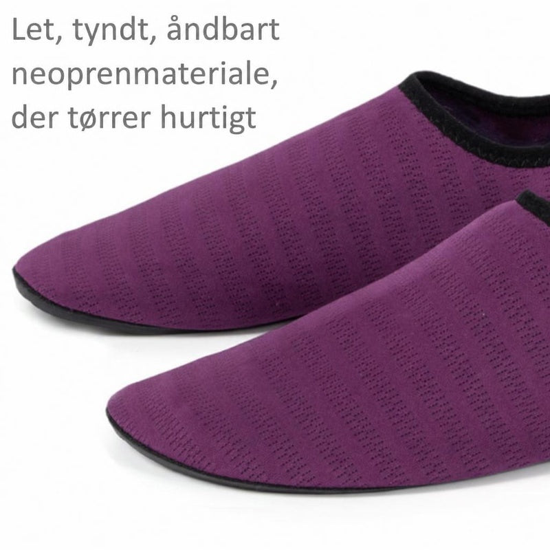 Lilla badsko i neopren med sort kant og struktureret overflade