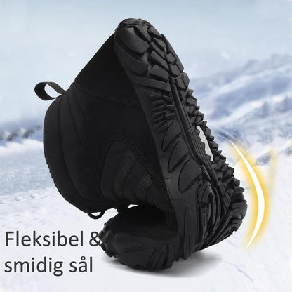 Sort barfodsstøvle bøjet sammen med grov, fleksibel sål i sne
