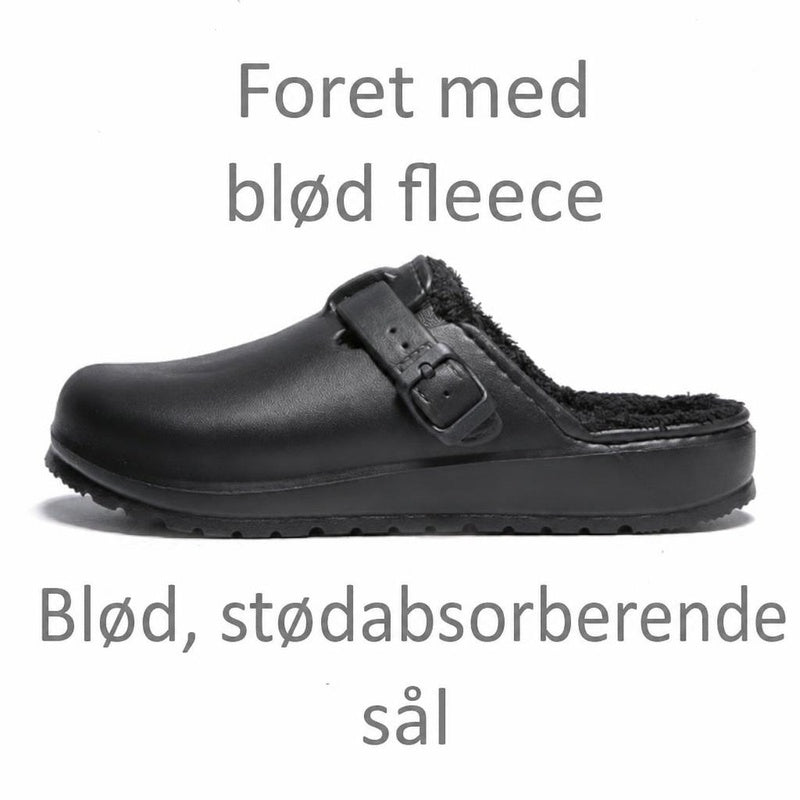 Sort foret clog-toffel med spænde og fleecelignende inderside
