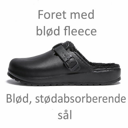 Sort foret clog-toffel med spænde og fleecelignende inderside