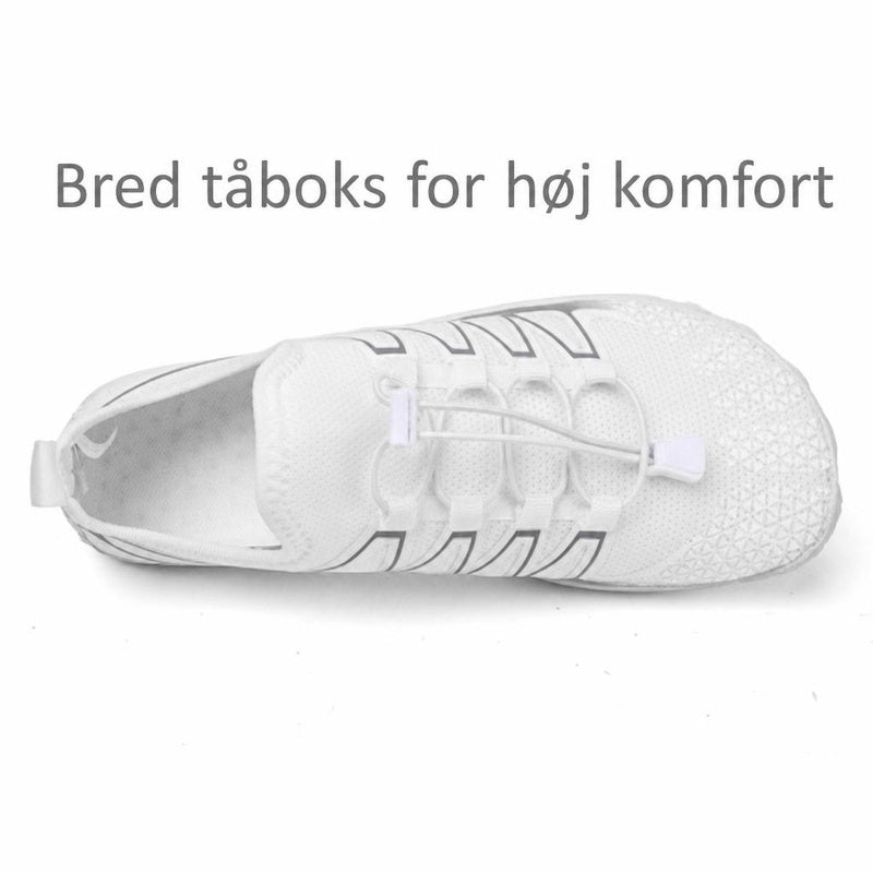 Hvid barfodssko set ovenfra med bred tåboks og elastiksnøre