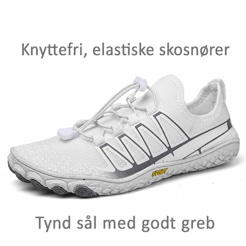 Hvid barfodssko med elastiske snørebånd og grå detaljer