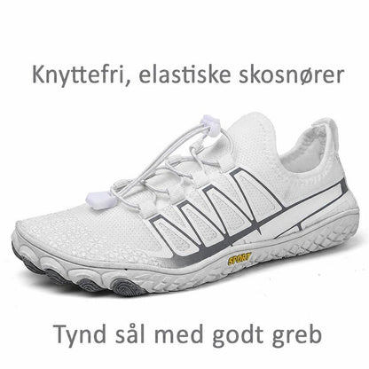 Hvid barfodssko med elastiske snørebånd og grå detaljer