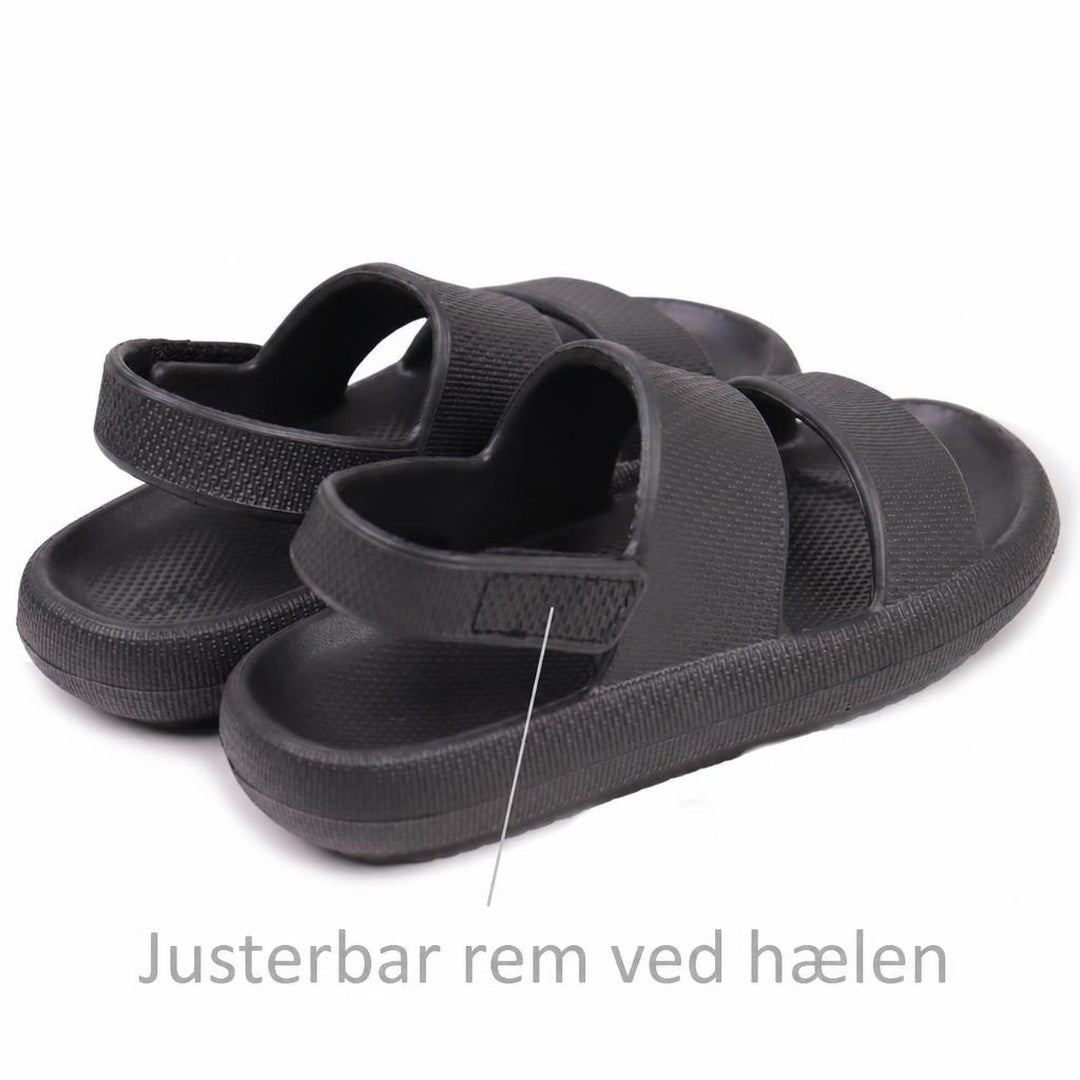 Sorte børnesandaler med justerbar rem ved hælen