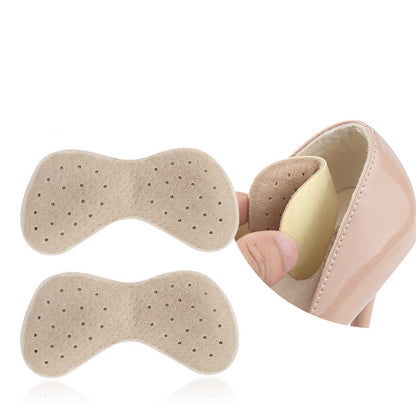Beige hælindlæg med perforeringer, vist ved indersiden af en højhælet sko
