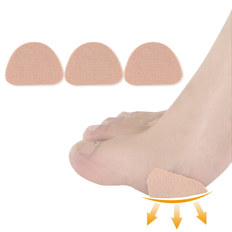 Beige tekstilplastre til gnavesår, vist på fod og som tre løse stykker