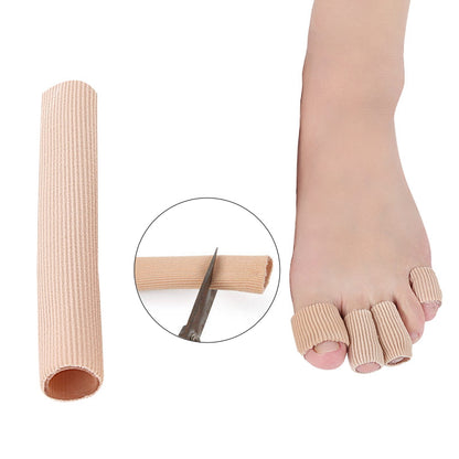 Beige ribbet tåhætte i gel, klippet til og vist på tæer