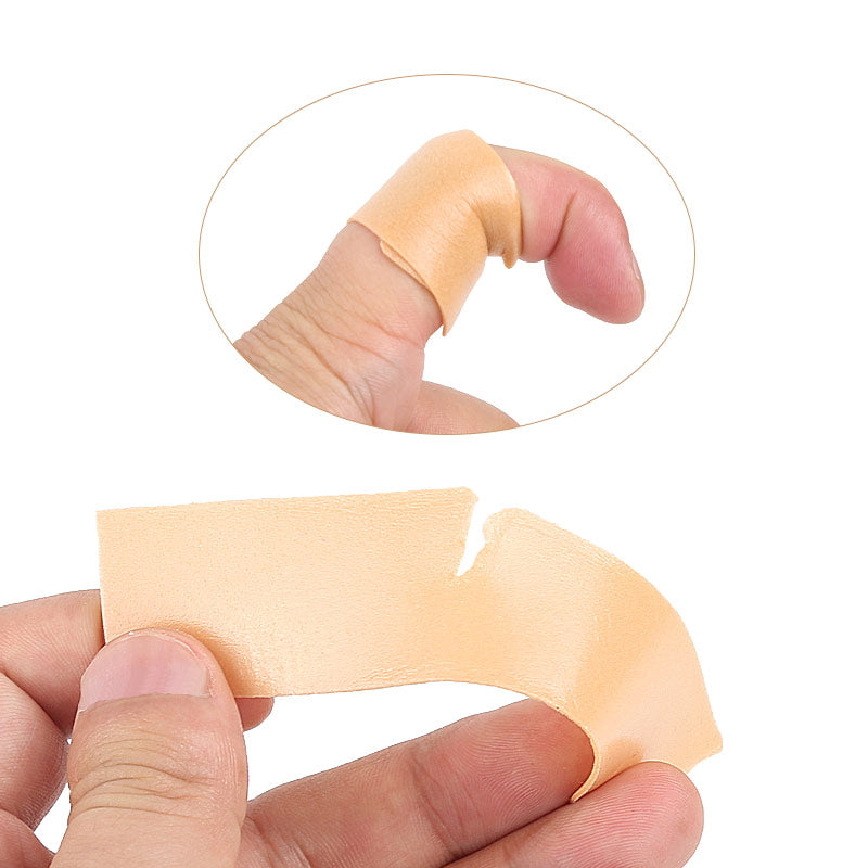 Beige skumtape viklet om en tå og holdt mellem fingre