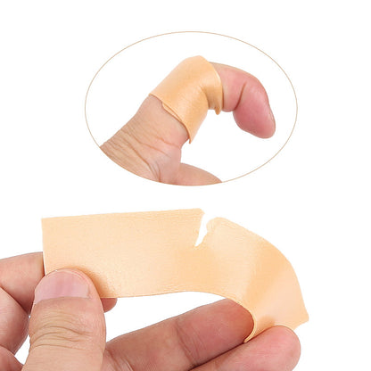 Beige skumtape viklet om en tå og holdt mellem fingre