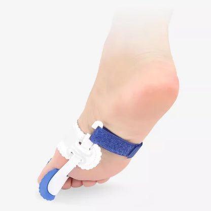 Hallux valgus støtteskinne med blå rem monteret på fod