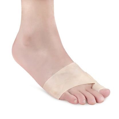 Beige silikone hallux valgus-støtte på fod omkring storetåen