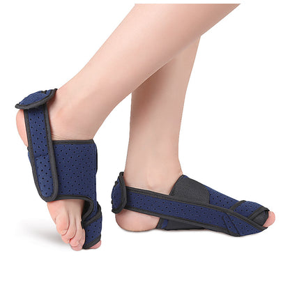 Blå hallux valgus-støtteskinner i tekstil på begge fødder