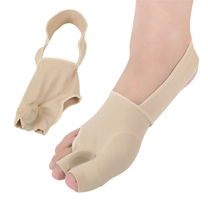 Beige hallux valgus stortåstøtte i tekstil med tåseparator på fod