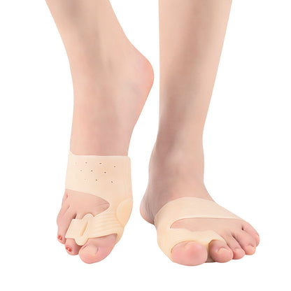Fødder med beige hallux valgus-støtte og tåseparator omkring storetæerne