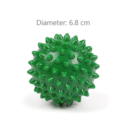 Grøn massagebold med pigge og angivet diameter på 6,8 cm