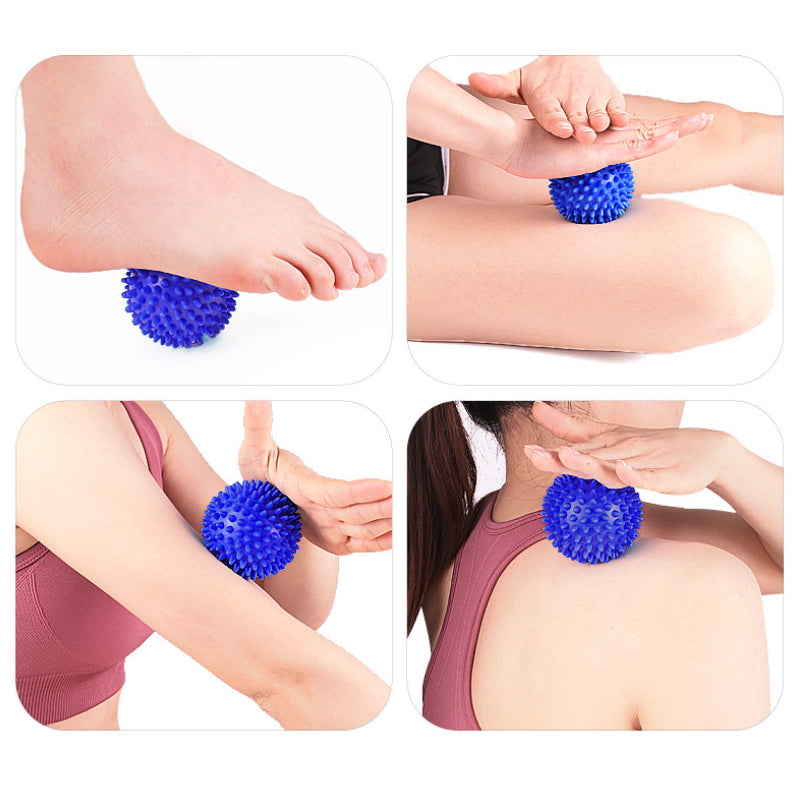 Blå massagebold med pigge brugt på fod, arm, ben og skulder