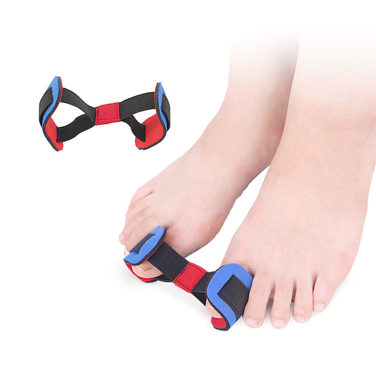 Fødder med sort, rød og blå hallux valgus-skinne omkring storetæerne