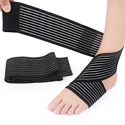 Sort elastisk ankelstøtte med hvide striber viklet om fod og ankel