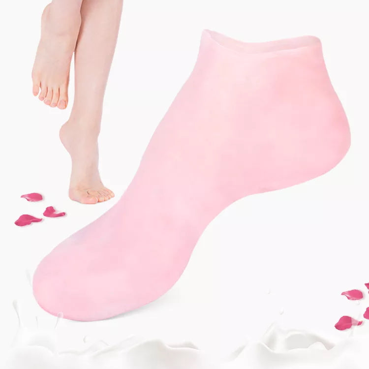 Lyserød gelstrømpe ved bare fødder med rosenblade på hvid baggrund