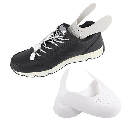 Hvide skobeskyttere mod folder, vist i sort sneaker og som par
