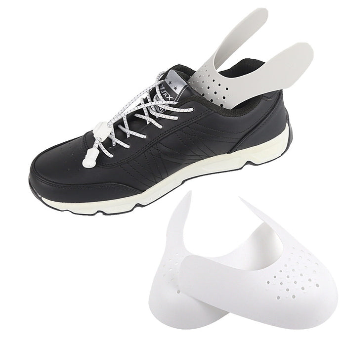 Hvide skobeskyttere mod folder, vist i sort sneaker og som par
