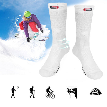 Hvide lange strømper med ribmønster og snowboarder i baggrunden