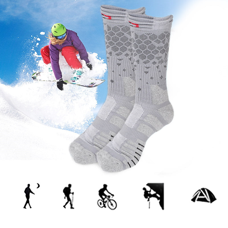 Grå varme sokker med mønster, vist foran snowboarder i sne