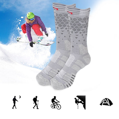 Grå varme sokker med mønster, vist foran snowboarder i sne
