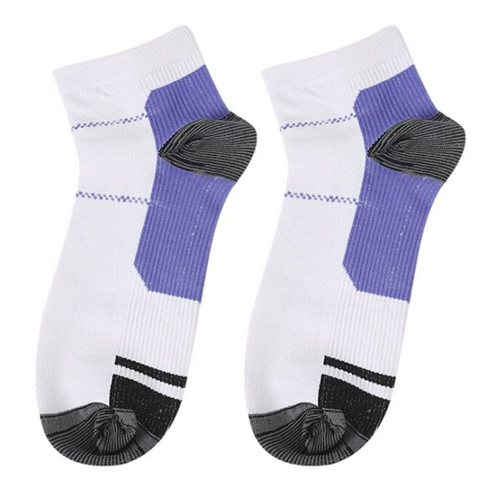 Hvide og lilla ankelstrømper med sorte forstærkninger ved tå og hæl