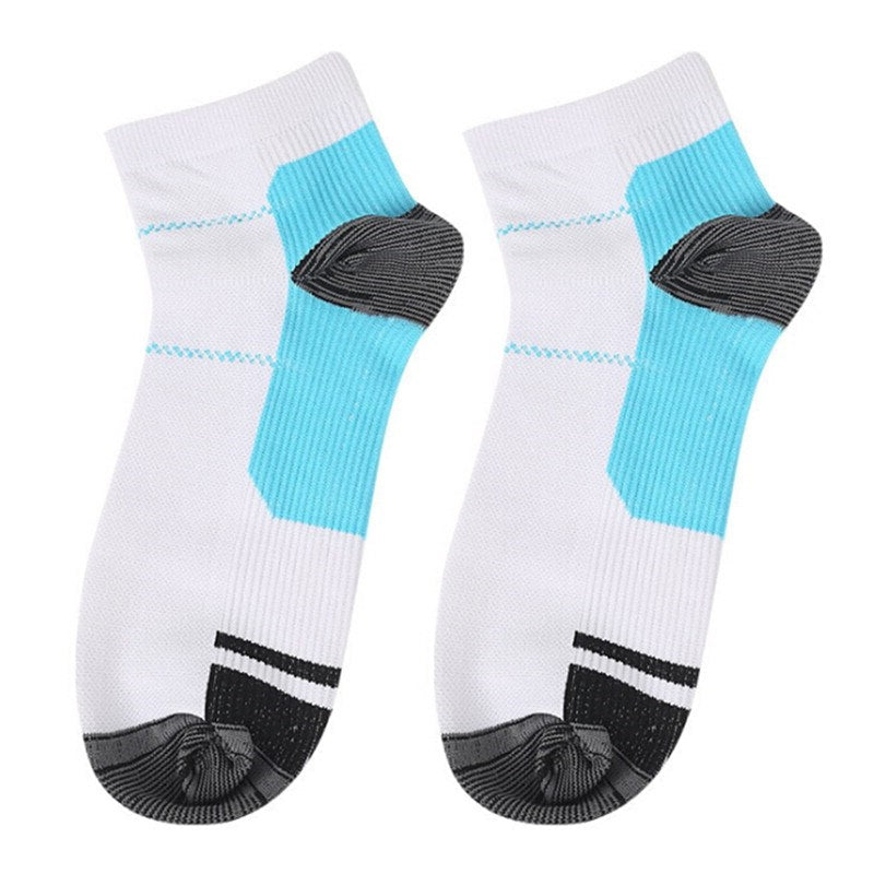 Hvide og turkise ankelstrømper med sorte hæle og tæer