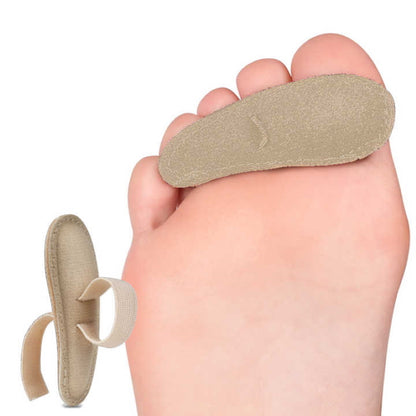 Beige hammertåstøtte med elastiske løkker under tæerne på en fod