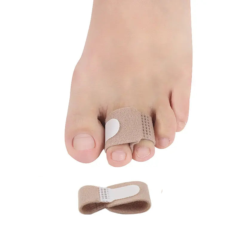 Beige hammertå-band omkring tå på fod, med ekstra band ved siden af