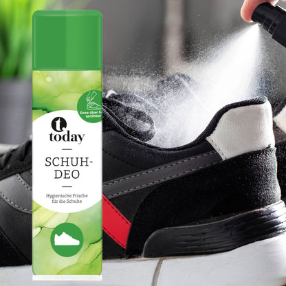 Today skodeodorant ved sort sneaker, mens spray tåger ind i skoen