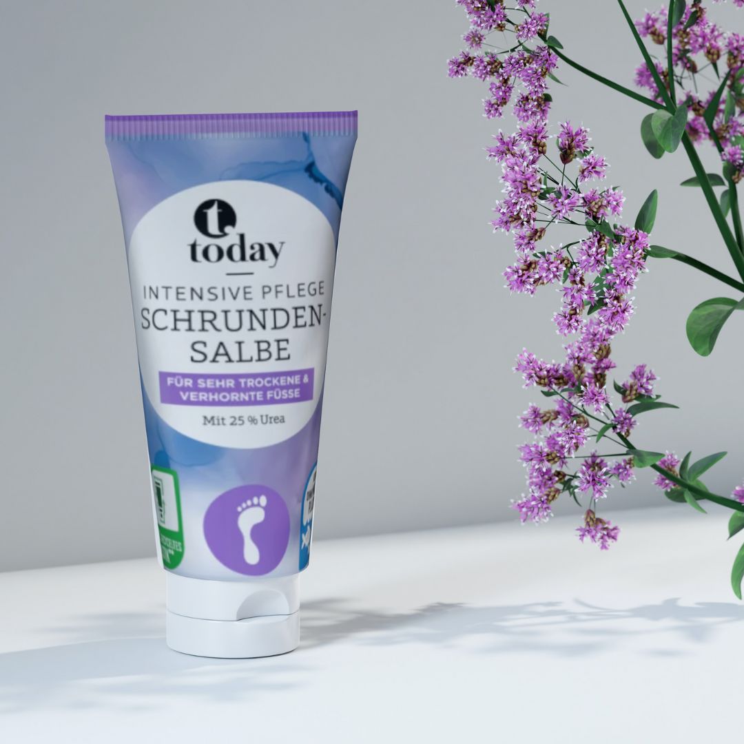 Today fodcreme i lilla tube med 25% urea ved lilla blomster