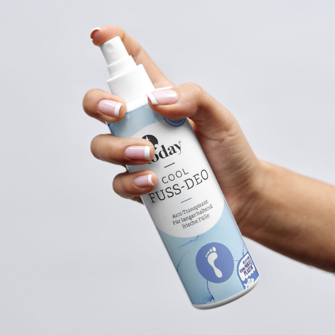 Hånd holder Today Cool foddeodorant sprayflaske med lyseblå etiket