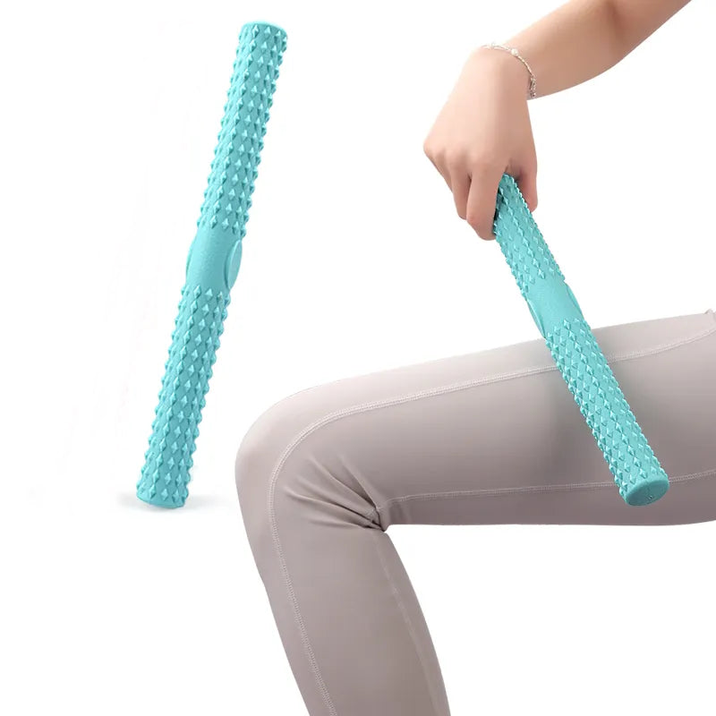 Turkis fleksibel massageroller med pigge holdes mod et ben
