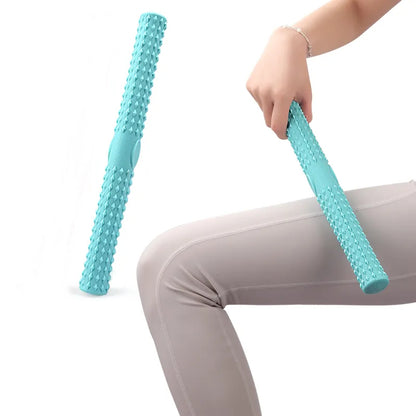 Turkis fleksibel massageroller med pigge holdes mod et ben