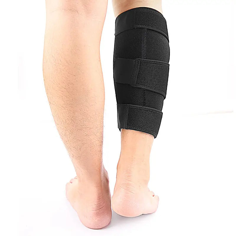 Sort justerbar lægbandage med velcrostropper på underbenet