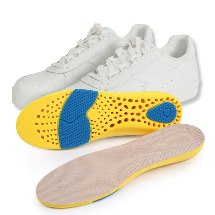 Gule indlægssåler med blå felter foran hvide sneakers