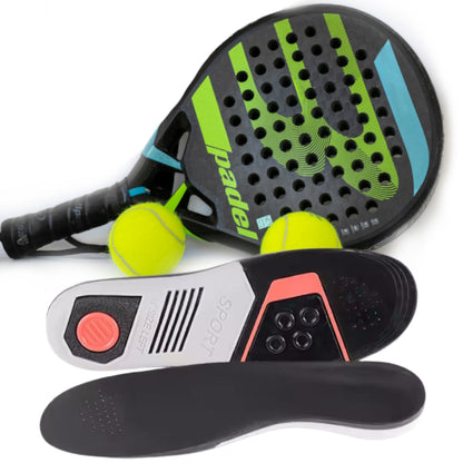 Sportssåler med sort og rød detalje ved padelbat og bolde