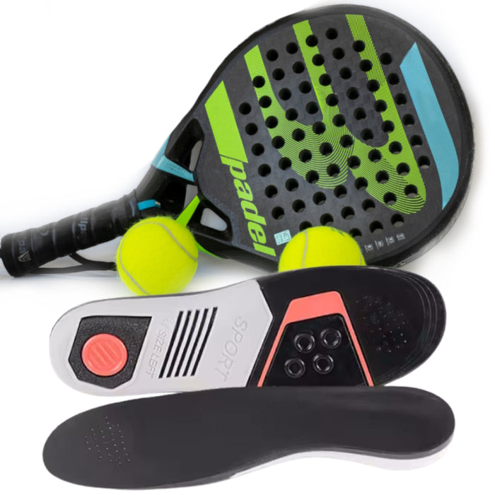 Sportssåler med sort og rød detalje ved padelbat og bolde