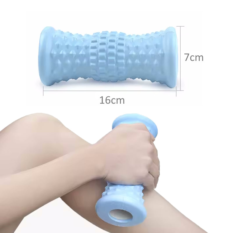 Lyseblå massagerulle med struktur brugt på ben, vist med mål