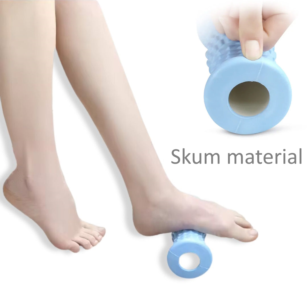 Blå massagerulle i skum under en fod og klemt mellem fingre