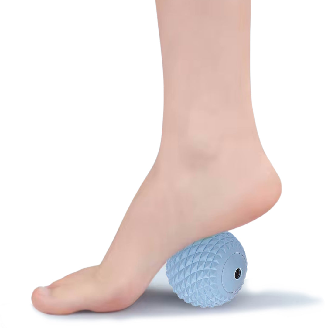 Fod ruller på blå massagebold med nubret overflade