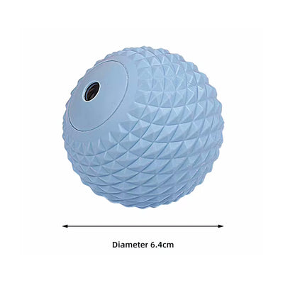 Lyseblå massagebold med tekstureret overflade og angivet diameter på 6,4 cm