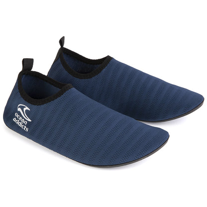 Blå unisex badsko med sort kant og logo på siden