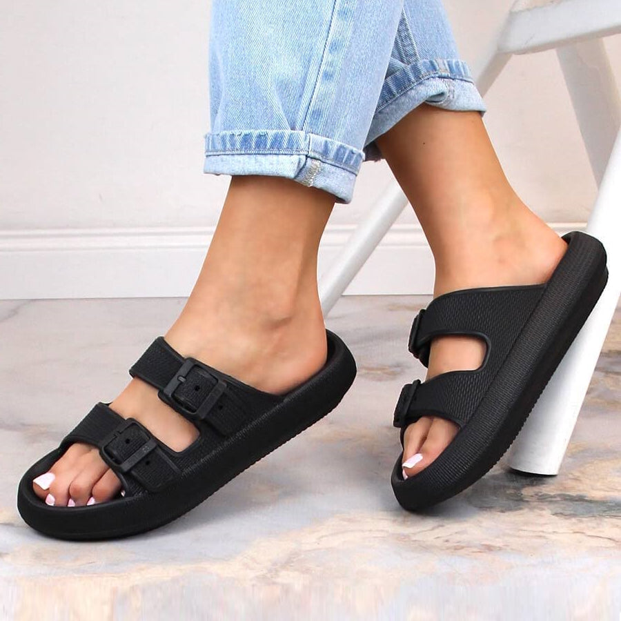 Sorte justerbare sandaler med spænder, båret med lyse jeans